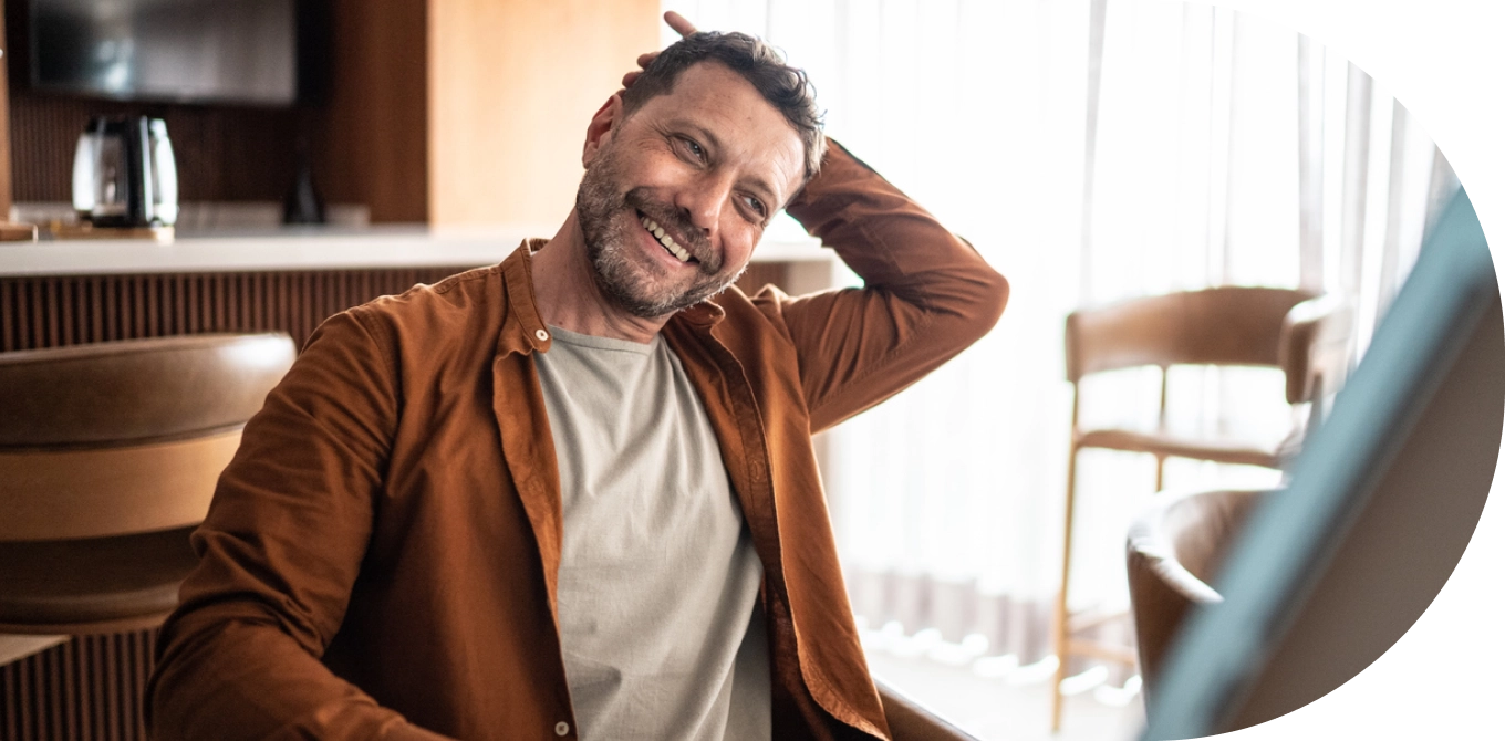Homem se alongando enquanto assiste video no computador